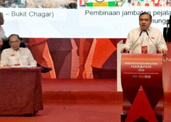 ANTHONY Loke Siew Fook berucap di Konvensyen Pakatan Harapan 2026 di Pusat Konvensyen Antarabangsa Persada Johor, semalam. Turut hadir, Pengerusi Pakatan Harapan, Datuk Seri Anwar Ibrahim.