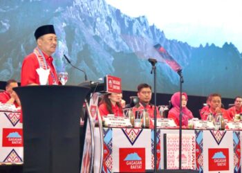 HAJIJI Noor berucap dalam Perhimpunan Agung Khas Gagasan Rakyat bertempat di Pusat Konvensyen Antarabangsa Sabah (SICC) di Kota Kinabalu, hari ini. - IHSAN GAGASAN RAKYAT