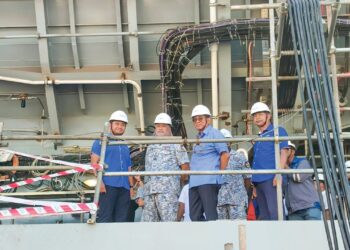 MOHAMED Khaled Nordin (dua,  kanan) melakukan lawatan kerja ke Lumut Naval Shipyard di Lumut,  semalam.