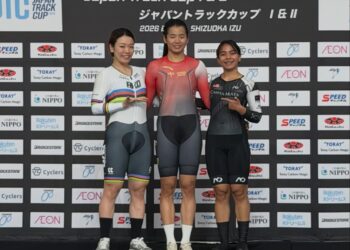 (DARI kiri) pelumba Jepun, Mina Sato, Yuan Li Ying dari China dan pelumba negara, Nurul Izzah Izzati Mohd Asri pada penyampaian hadiah acara keirin wanita Piala Trek Jepun 1 di Velodrom Izu, Shizuoka, hari ini. - IHSAN ARENAMALAYSIA. ASIA