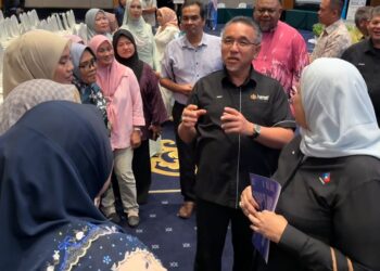 ADLY Zahari (tengah) beramah mesra bersama usahawan veteran ATM selepas merasmikan Majlis Perasmian Program Pemerkasaan Usahawan Veteran ATM (PUVET) Negeri Sembilan di Seremban, semalam. -UTUSAN / NOR SHAFIQAH MOHD GHAZALI