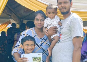 KUMARAN Balakrishnan bersyukur kerana dengan adanya Kad Perak Sejahtera membolehkannya membeli barangan keperluan keluarga selain tidak perlu meminjam dengan keluarga dan rakan-rakan.