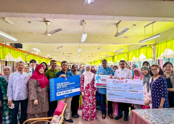 FADHLINA Sidek (tengah) ketika turun padang melawat SMK Tunku Abdul Rahman di Nibong Tebal, Pulau Pinang hari ini.-GAMBAR/PUSAT KHIDMAT RAKYAT PARLIMEN NIBONG TEBAL