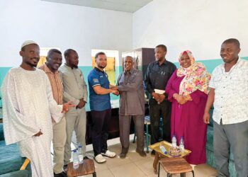 FARWAH Ahmad Fahmi (empat, kiri) ketika mengadakan pertemuan bersama Al-Sayyid Hisham Al-Sheikh Hassan bagi membincangkan urusan pengagihan daging korban untuk pelarian, anak yatim, ibu tunggal serta fakir miskin di Sudan, baru-baru ini. – IHSAN YAYASAN MAWAR PULAU PINANG