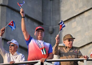 RAUL CASTRO (kanan) bersama Miguel Díaz-Cane (tengah) di Havana. - AFP