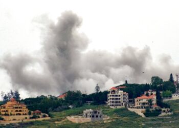 ASAP berkepul susulan pengeboman Israel ke atas kampung Zebdine, selatan Lubnan kelmarin. - AFP