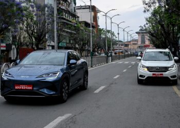 SEBUAH kereta elektrik (kiri) di Kathmandu. - AFP