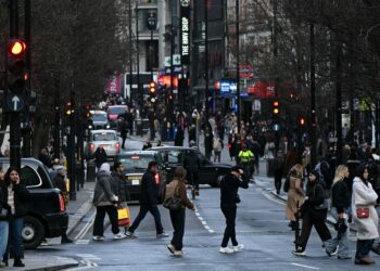 KENDERAAN dilarang memasuki 200 batang jalan raya di London. - AFP