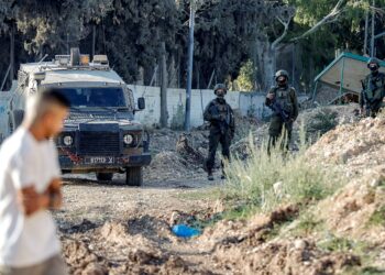 ASKAR Israel mengawal kawasan perkuburan Muslim di Jenin. - AFP
