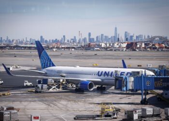 PESAWAT United Airllines berlanggar dengan lori ketika mendarat. - AFP