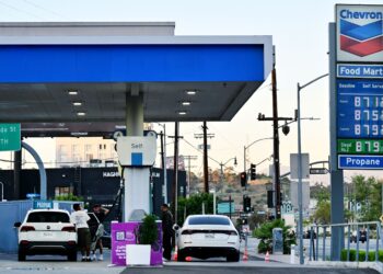 HARGA petrol meningkat di AS akibat perang Iran. - AFP