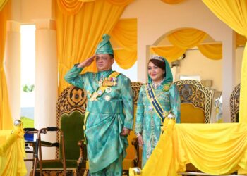 TUANKU Syed Faizuddin Putra Jamalullail dan 
Tuanku Dr. Hajah Lailatul Shahreen Akashah Khalil bersempena Ulang Tahun Keputeraan Raja Perlis Ke-83 di Istana Arau, Perlis hari ini.-UTUSAN