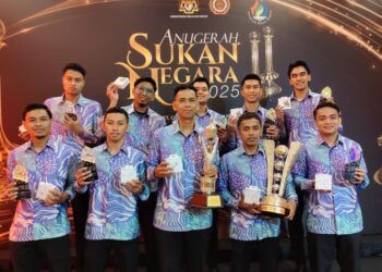 AHMAD Jais(tengah) bersama skuad sepak takraw negara pada Majlis Anugerah Sukan Negara(ASN) 2025 di Majlis Sukan Negara(MSN), Bukit Jalil-IHSAN MSN