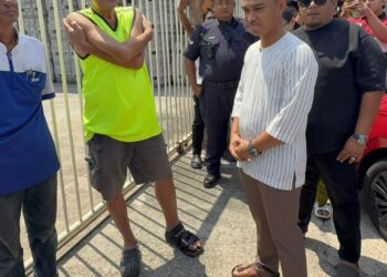 SAIFUL Fariddil Jasmi bertemu dengan pemilik kedai bagi mendapatkan penjelasan berhubung isu kalimah Allah di dalam tokong di Seriab, Kangar, Perlis hari ini.-UTUSAN