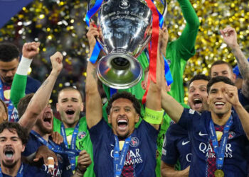 KAPTEN PSG, Marquinhos menjulang trofi Liga Juara-Juara Eropah bersama rakan sepasukan selepas berjaya menewaskan Arsenal dalam aksi penentuan sepakan penalti awal pagi tadi-AFP