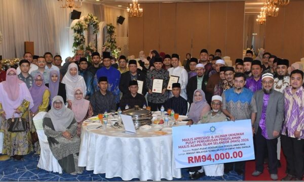 Pelancong asing memeluk Islam