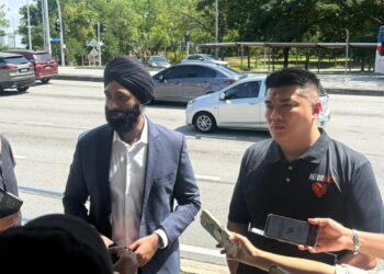 ALBERT Tei bersama Peguamnya, Mahajoth Singh di perkarangan Pejabat SPRM di sini, hari ini.