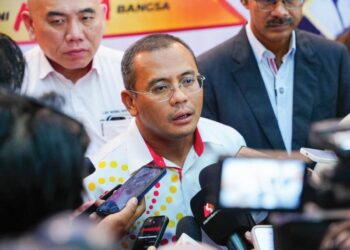 AMIRUDIN Shari ditemui selepas merasmikan Sambutan Hari Pekerja Peringkat Selangor 2026 di Shah Alam, Selangor, semalam. - UTUSAN/SADDAM YUSOFF