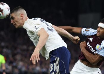 Pemain pertahanan Nottingham Forest, Nikola Milenkovic (kiri) berjaya mengekang bola hantaran lawan kepada penyerang Aston Villa, Ollie Watkins dalam saigan Liga Europa di Villa Park, Birmingham, semalam. - AFP