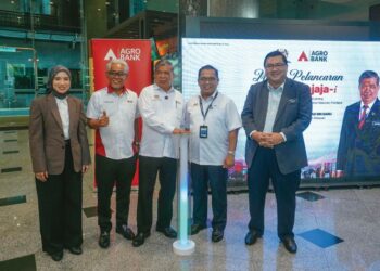 MOHAMAD Sabu (tengah) ketika gimik merasmikan pelancaran AGRO Penjaja-i di Kementerian Pertanian dan Keterjaminan Makanan, kelmarin. Turut sama, Presiden dan Ketua Pegawai Eksekutif Kumpulan Agrobank, Datuk Tengku Ahmad Badli Shah Raja Hussin (dua kiri). – UTUSAN/FAISOL MUSTAFA