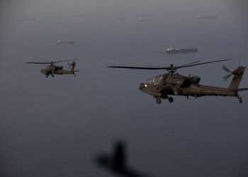 GAMBAR fail beberapa buah helikopter AS mengawal Selat Hormuz. - AFP