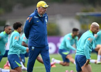 Carlo Ancelotti memantau latihan skuad Brazil di Teresopolis, Rio de Janeiro, baru-baru ini. - AFP