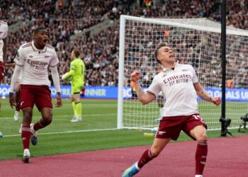 Pemain tengah Arsenal, Leandro Trossard (kanan) meraikan kejayaan menjaringkan gol menentang West Ham United dalam aksi Liga Perdana Inggeris di Stadium London, semalam. - AFP