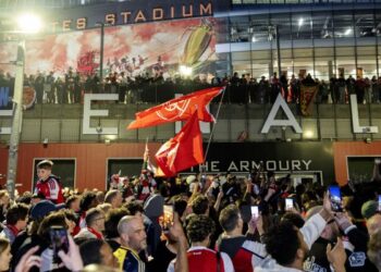 Ribuan penyokong Arsenal meraikan kejayaan pasukan mereka menjuarai Liga Perdana Inggeris (EPL) di luar Stadium Emirates, London, semalam selepas seteru terdekat, Manchester City terpaksa mengalah dalam perebutan gelaran juara selepas terikat 1-1 dengan Bournemouth. - AFP