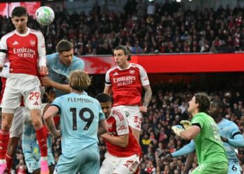 Tonggak tengah Arsenal, Kai Havertz menanduk bola untuk menjaringkan gol dalam aksi Liga Perdana Inggeris menentang Burnley di Stadium Emirates, London, semalam. - AFP