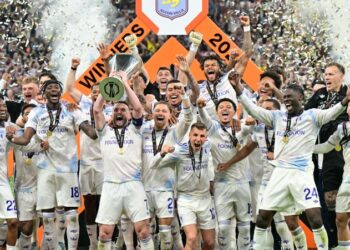 Tonggak tengah Aston Villa, John McGinn menjulang trofi Liga Europa sambil diraikan rakan sepasukan selepas muncul juara menewaskan SC Freiburg pada perlawanan akhir di Besiktas Park, Istanbul, Turkiye, semalam. - AFP