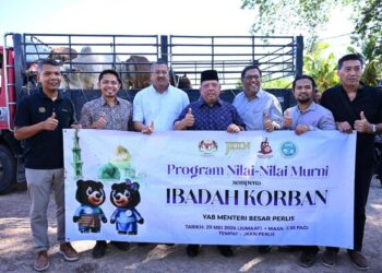 ABU Bakar Hamzah (tengah) pada majlis penyerahan lembu korban kerajaan negeri di Abdullah Nayan Fedlot, Padang Besar, semalam.