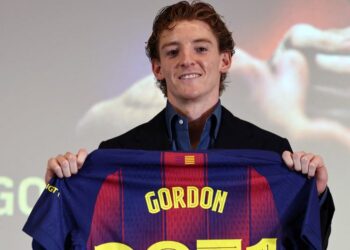 Anthony Gordon mempamerkan jersi Barcelona dalam satu majlis di Palau Blaugrana Arena, semalam. - AFP