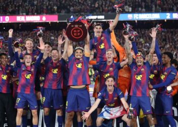Pemain Barcelona meraikan kejayaan menjadi juara La Liga selepas menewaskan Real Madrid di Camp Nou, semalam. - AFP