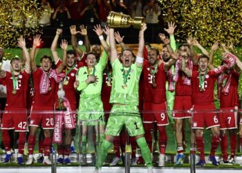Pemain-pemain Bayern Munich meraikan kejayaan menjuarai Piala Jerman selepas menewaskan VfB Stuttgart 3-0 dalam perlawanan akhir di Stadium Olimpik, Berlin, kelmarin. - AFP
