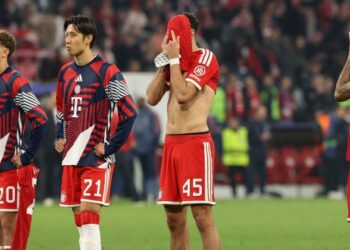 Pemain Bayern Muncih sugul selepas gagal ke perlawanan akhir Liga Juara-Juara selepas tewas kepada Paris Saint-Germain (PSG) dalam separuh akhir kedua di Munich, semalam. - AFP