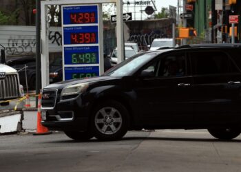 AS timbang melaksanakan penggantungan cukai petrol. - AFP