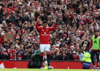 CASEMIRO mengangkat tangan kepada penyokong-penyokong Manchester United ketika  menewaskan Nottingham Forest 3-2 di Old Trafford, semalam.-AFP