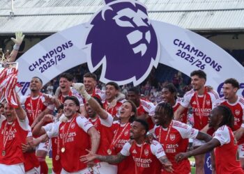 Pemain-pemain Arsenal meraikan kejayaan menjuarai Liga Perdana Inggeris dengan penyokong-penyokong mereka selepas menewaskan Crystal Palace 2-1 dalam perlawanan terakhir musim ini di Selhurst Park, semalam. - AFP