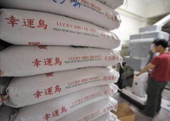 GAMBAR fail sejumlah guni beras di sebuah gudang di Hong Kong. - AFP