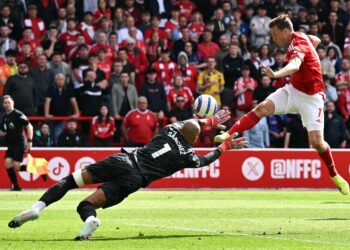 PENYERANG Nottingham Forest, Chris Wood jadi taruhan pasukannya untuk merobek gawang Aston Villa pada aksi separuh akhir kedua Liga Europa UEFA, awal pagi Jumaat ini.-AFP