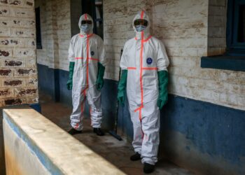 Petugas kesihatan memakai pakaian perlindungan di Hospital Rujukan Umum Mongbwalu, Congo semalam. - AFP