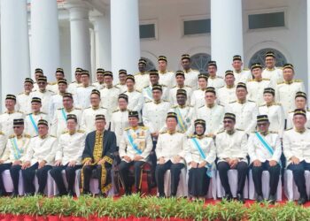 TUN RAMLI Ngah Talib (enam dari kanan) bergambar bersama Ahli Dewan Undangan Negeri Pulau Pinang di Georgetown, Pulau Pinang, hari ini.
