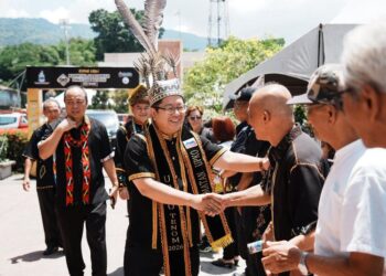 EWON Benedick beramah mesra dengan orang ramai pada majlis Sambutan Pesta Kaamatan UPKO di Padang Bandaran Tenom, Sabah, hari ini. - IHSAN UPKO