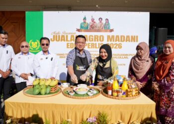 RAJA Muda Perlis, Tuanku Syed Faizuddin Putra Jamalullail dan Raja Puan Muda Perlis, Tuanku Dr. Hajah Lailatul Shahreen Akashah Khalil menyempurnakan simbolik pelancaran Program Jualan Agro MADANI Edisi Perlis anjuran Lembaga Pemasaran Pertanian Persekutuan (FAMA) di FAMA Point, Ibu Pejabat FAMA, Bandar Baru Selayang, Selangor.-UTUSAN