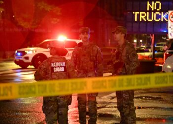 ANGGOTA tentera berkawal berhampiran Rumah Putih selepas seorang lelaki bersenjata melepaskan tembakan di Washington semalam. - AFP