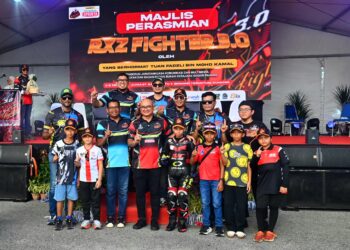 FADZLI Mohamad Kamal (tengah) bergambar bersama pelumba cilik sejurus selesai merasmikan program RXZ Fighters 3.0 di Dataran Serambi Teruntum di Kuantan, Pahang. - FOTO/SHAIKH AHMAD RAZIF