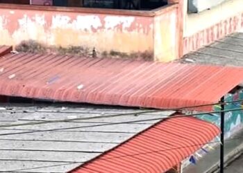 LOKASI seorang murid terjatuh dari bumbung garaj basikal di SK Batu Berendam, Melaka semalam.
