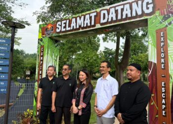 HANNAH Yeoh (tengah) bersama Datuk Mohd. Sakeri Abdul Kadir (dua dari kiri) ketika merasmikan Tapak Perkhemahan Taman Wetland Putrajaya, di sini, hari ini