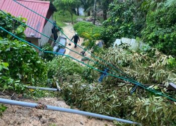 KEADAAN tanah runtuh di Kampung Bukit Sungai Putih, Ampang yang berlaku berdekatan sebuah rumah dekat sini, petang tadi.
