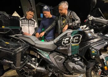 AHMAD Faisal Mustafa (kanan) memberi penerangan warna baharu model R1300 GS sempena konvoi ulang tahun ke-33 BMW Motorrad Auto Bavaria di Cameron Highlands, Pahang. - UTUSAN/ZABRY MOHAMAD